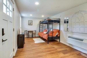 Ένα ή περισσότερα κρεβάτια σε δωμάτιο στο Hillsboro Hideaway with Private Hot Tub and Bunkhouse!