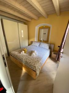 2 cani sdraiati su un letto in una camera da letto di Casa Vacanze La Romantica a Chiavenna