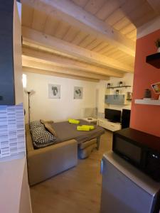 uma sala de estar com um sofá e uma mesa em Casa Vacanze La Romantica em Chiavenna