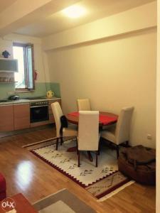 uma sala de jantar com uma mesa vermelha e cadeiras em Apartman Babin Do Bjelasnica em Sarajevo