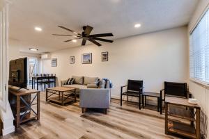 a living room with a couch and a ceiling fan at Retreat near UO, Autzen Stadium, Amazon Park (# 1) in Eugene