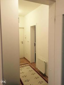 um corredor vazio com uma parede branca e um tapete em Apartman Babin Do Bjelasnica em Sarajevo