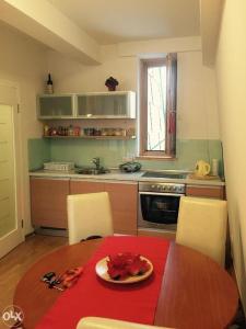 uma cozinha com uma mesa com um prato de comida em Apartman Babin Do Bjelasnica em Sarajevo