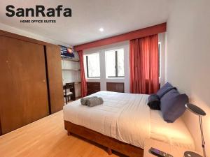 ein Schlafzimmer mit einem Bett und einem roten Vorhang in der Unterkunft SanRafa Polanco I in Mexiko-Stadt