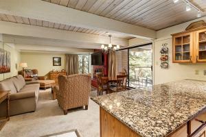 Et opholdsområde på Chateau Eau Claire Unit 22, Condo Overlooking the Roaring Fork River with a Private Deck