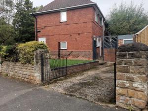 una casa de ladrillo con una puerta delante de ella en Single room Beeston wollaton park near University en Nottingham