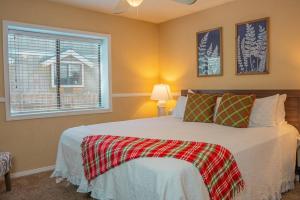 um quarto com uma cama grande e uma janela em The Lilac Lodge, The Ultimate Getaway! em Big Bear City