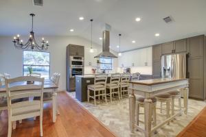 Una cocina y un comedor con mesa y sillas. en Lago Vista Home with Private Pool and Sport Court!, en Lago Vista