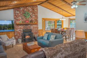 uma sala de estar com um sofá e uma lareira em The Lilac Lodge, The Ultimate Getaway! em Big Bear City