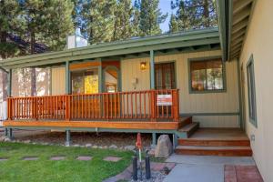 uma casa com um grande alpendre de madeira numa casa em The Lilac Lodge, The Ultimate Getaway! em Big Bear City