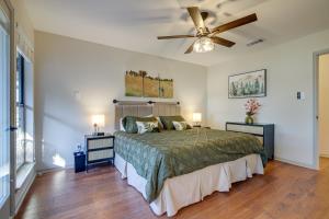 Un dormitorio con una cama y un ventilador de techo. en Lago Vista Home with Private Pool and Sport Court!, en Lago Vista