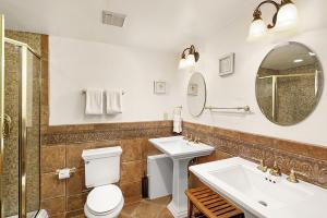 uma casa de banho com um WC, um lavatório e um espelho. em Durant Unit D3, Condo with Floor-to-Ceiling Windows, Fireplace, and more em Aspen