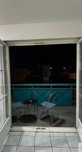 mit Blick auf einen Balkon mit einem Tisch und Stühlen in der Unterkunft Ferienwohnung in Erzingen Klettgau in Klettgau