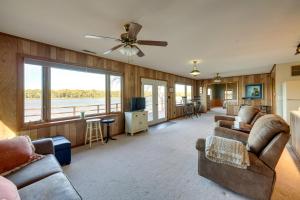 un soggiorno con divani e una grande finestra di Riverfront Fulton Vacation Rental with Deck and Grill! a Fulton