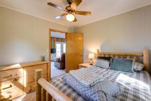 una camera con letto e ventilatore a soffitto di Riverfront Fulton Vacation Rental with Deck and Grill! a Fulton