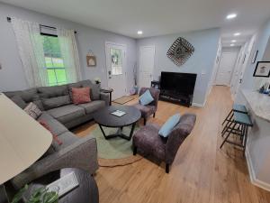 un salon avec un canapé, des chaises et une télévision dans l'établissement Walkable Waxhaw, à Marvin