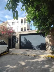 un coche blanco estacionado frente a un garaje en Consorcio España 216 en San Juan