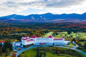 uma vista aérea de um grande edifício branco com telhados vermelhos em Large 5 bedroom Bretton Woods Townhome 1 gig WiFi em Bretton Woods