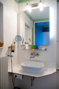 uma casa de banho com um lavatório e um espelho em Abalon Hotel ideal em Estugarda
