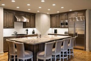 Η κουζίνα ή μικρή κουζίνα στο Obermeyer Place Unit 102 Park, Expansive Luxury Condo Walking Distance to Gondola & Restaurants
