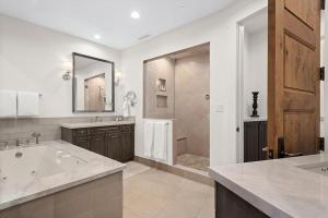 Ένα μπάνιο στο Obermeyer Place Unit 102 Park, Expansive Luxury Condo Walking Distance to Gondola & Restaurants +10 φωτογραφίες