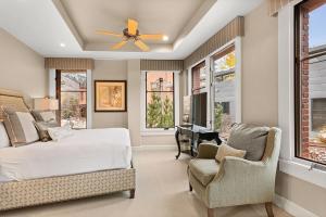 Ένα ή περισσότερα κρεβάτια σε δωμάτιο στο Obermeyer Place Unit 102 Park, Expansive Luxury Condo Walking Distance to Gondola & Restaurants