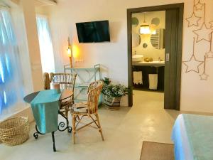 a living room with a table and chairs and a bathroom at Can Pitu Ferriol in Montrás