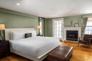 Un pat sau paturi într-o cameră la Equinox Resort Residences