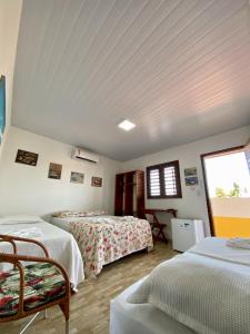 een kamer met twee bedden en een raam bij Pousada São Pedro in Flecheiras +90 foto's