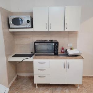 a kitchen with a microwave and a toaster oven at Departamento Reconquista - Perla del Norte in Reconquista