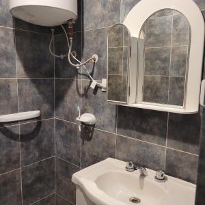 a bathroom with a sink and a mirror at Departamento Reconquista - Perla del Norte in Reconquista