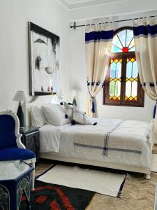 um quarto com uma cama e uma janela em Riad Al-Qurtubi em Tânger