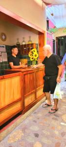 un homme plus âgé debout dans un salon de coiffure dans l'établissement Hotel Rosalila, à Copan Ruinas