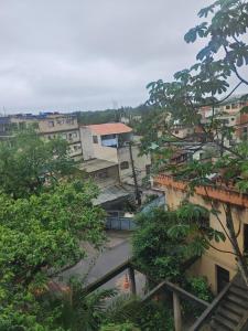uma vista para uma cidade com árvores e edifícios em Quitinete no Rio de Janeiro