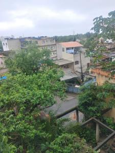 widok na miasto z drzewami i budynkami w obiekcie Quitinete w mieście Rio de Janeiro