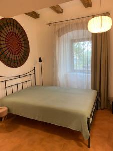 una camera da letto con un letto e una finestra di Terracotta a Telavi