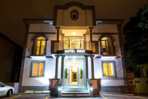 De façade/entree van Garni Hotel Mint