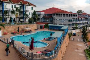 Výhled na bazén z ubytování Dove Hotel Kigali nebo okolí