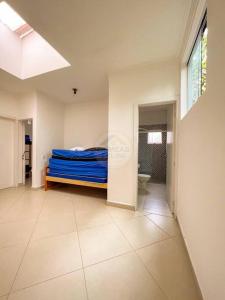 Un dormitorio con una cama con una manta azul. en Casa charmosa com piscina em rua tranquila en São Sebastião