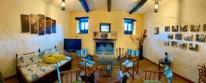 een woonkamer met een bank en een tafel en stoelen bij Mi Refugio in Guasca