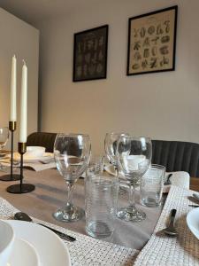 una mesa con copas de vino encima en PrimeBnb Bad Salzungen en Bad Salzungen