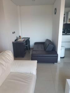 uma sala de estar com um sofá e uma mesa em Arriendo Apartamento Amoblado En Puerto Colombia Villa Campestre em Barranquilla