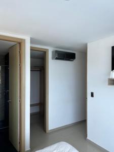 um quarto com duas portas e uma televisão na parede em Arriendo Apartamento Amoblado En Puerto Colombia Villa Campestre em Barranquilla