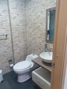 uma casa de banho com um WC branco e um lavatório. em Arriendo Apartamento Amoblado En Puerto Colombia Villa Campestre em Barranquilla