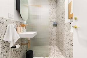 a bathroom with a sink and a mirror at Blue Mountains Bliss in Leura +29 photos
