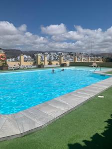 a large swimming pool on top of a building at Sea la vi in Puerto Rico de Gran Canaria