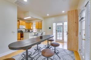 A kitchen or kitchenette at Greensboro Townhome with Deck about half Mi to Downtown!