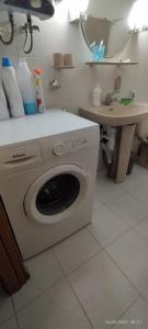 a washing machine sitting in a kitchen next to a sink at A 300 mètre de la plage plein centre alcossebre in Alcossebre