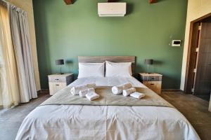 a bedroom with a bed with towels on it at 49 Sunrise Lodge in Għajnsielem