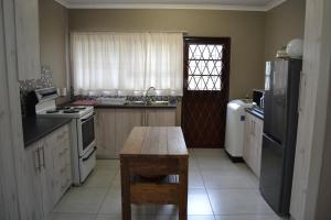 O bucătărie sau chicinetă la Cul-de-Stay Self-catering accommodation